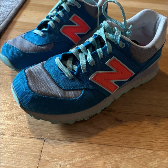 Very cool New Balance Sneakers - Picture 1 of 5